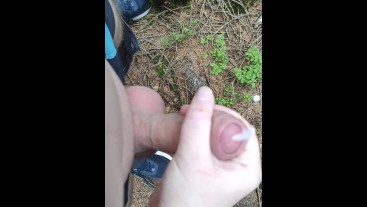 Kinky girlfriend gives me a handjob in forest , cumshot