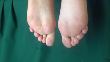 very tasty to suck girls long toes