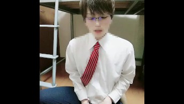 Pee of handsome glasses employee. I can't stand it during work and urinate a lot. 019