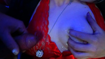 EstefaniaErotika in roten Dessous bekommt eine Ladung Ficksahne auf ihre Titten gespritzt