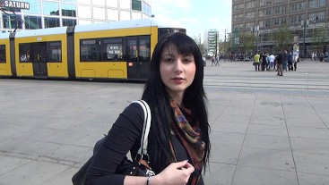 Fremder Typ fickt mich beim Date public mitten in Berlin durch und lässt mich Sperma schlucken